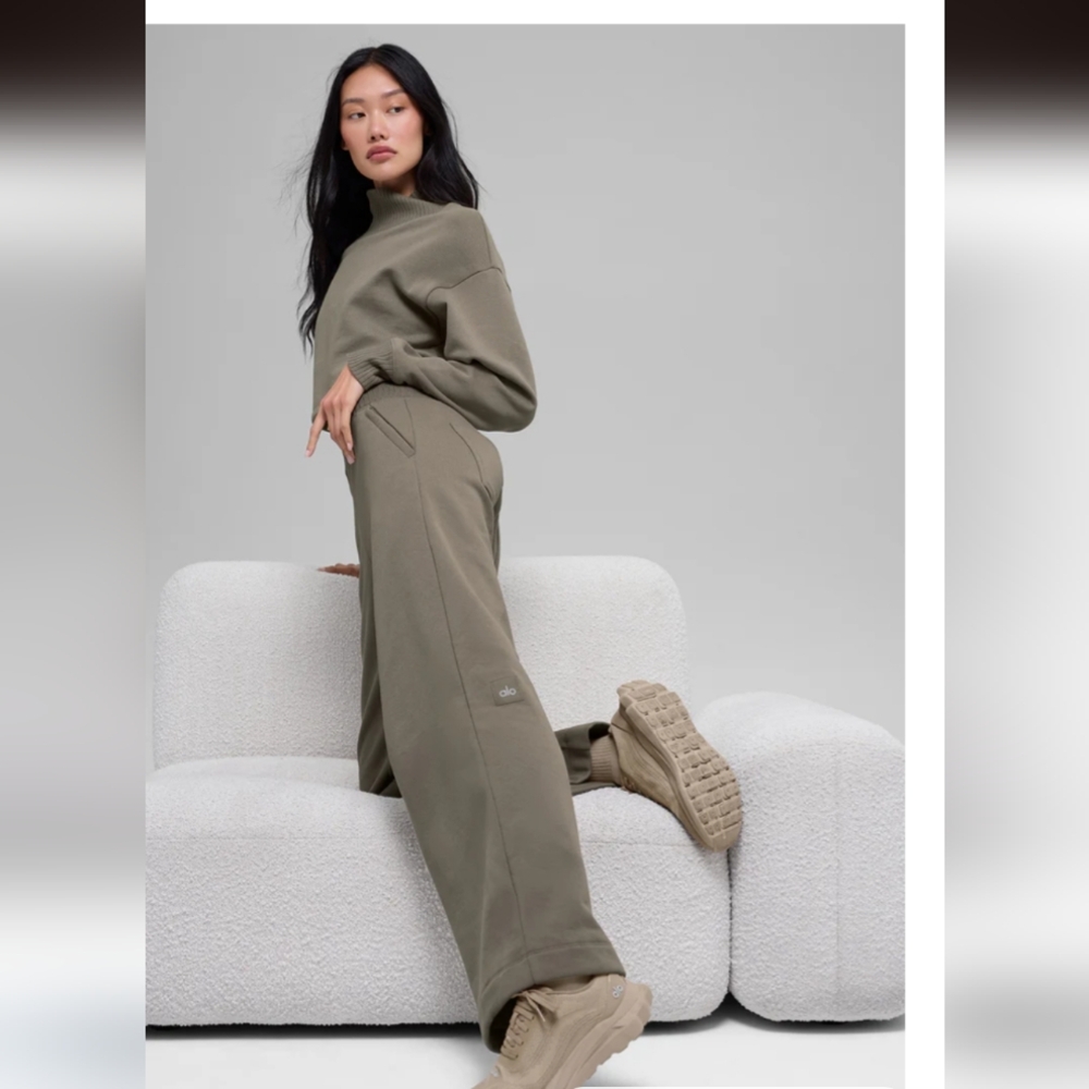 ALO Yoga🤎 NEW COLOR DROP Light Cocoa Wide Leg Sweatpant - Picture 5 of 10